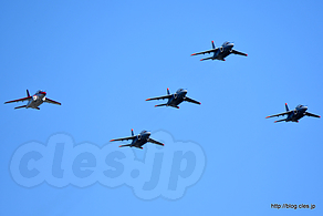 T-4 のグランドクロス隊形 - T-4 の飛行展示に赤いドルフィン登場（入間航空祭 2016）