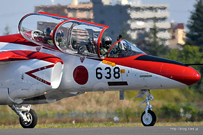 歓声に応える T-4（06-5638） - T-4 の飛行展示に赤いドルフィン登場（入間航空祭 2016）