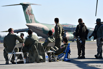 リラックスをして航空祭を楽しむ米軍隊員 - 入間航空祭 2016 の米軍