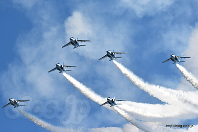 フェニックス隊形 - ブルーインパルス 飛行展示（入間航空祭 2016）