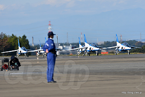 そろってタキシングするブルーインパルス - ブルーインパルス ウォークバック（入間航空祭 2016）
