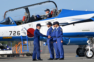 整備員とパイロットの握手 - ブルーインパルス ウォークバック（入間航空祭 2016）