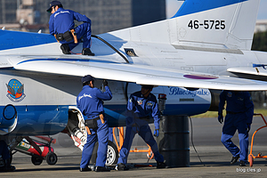 発煙油はドラム缶から - ブルーインパルス ウォークバック（入間航空祭 2016）