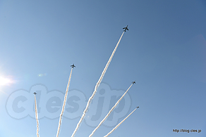 ワイドトゥデルタループ 会場後方 - ブルーインパルス 飛行展示（入間航空祭 2016）