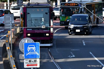 軌道敷内通行可と都電 - 都内ではレアな「軌道敷内通行可」標識