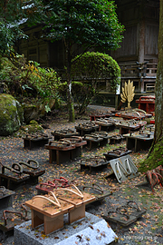奉納されたたくさんの和合下駄 - 最乗寺のおみくじは「吉」