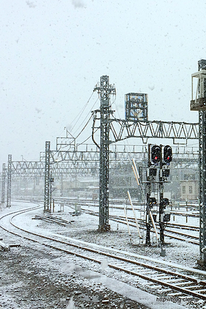 雪と線路 - 54年ぶりの11月の初雪