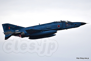 離陸する洋上迷彩の RF-4（57-6913） - ファントムだらけの航過飛行（百里基地創設５０周年記念航空祭）
