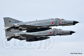 並んで離陸する F-4EJ改（57-8353, 97-8416） - ファントムだらけの航過飛行（百里基地創設５０周年記念航空祭）
