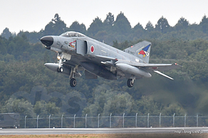 着陸する F-4EJ改（87-8407） - ファントムだらけの航過飛行（百里基地創設５０周年記念航空祭）