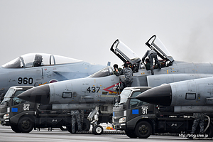 ダッシュで F-4EJ改（17-8437）に乗り込むパイロット - F-4 のデモスクランブル＆模擬空対地爆撃（百里基地創設５０周年記念航空祭）