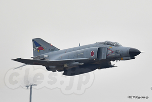 アフターバーナーを使って離陸する F-4EJ改（17-8437） - F-4 のデモスクランブル＆模擬空対地爆撃（百里基地創設５０周年記念航空祭）