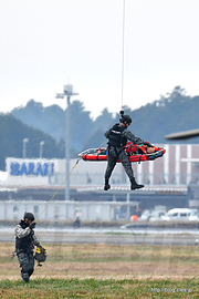 UH-60J（48-4579）に担架を収容 - 捜索救難展示（百里基地創設５０周年記念航空祭）