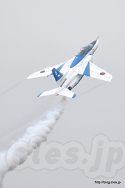 今回の飛行飛行展示唯一のループ - 今日のブルーインパルスは完全な５区分（百里基地創設５０周年記念航空祭）