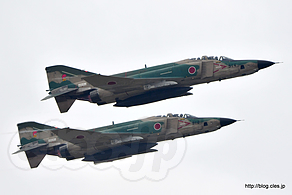 ヴェイパーを引きながら離陸する RF-4E（57-6914, 57-6912） - 戦術偵察はヴェイパー特盛り（百里基地創設５０周年記念航空祭）