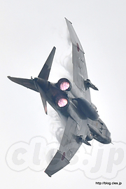 ヴェイパー特盛りで旋回する RF-4E（57-6912）背面 - 戦術偵察はヴェイパー特盛り（百里基地創設５０周年記念航空祭）