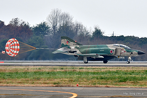 ドラッグシュートを出す RF-4E（57-6912） - 戦術偵察はヴェイパー特盛り（百里基地創設５０周年記念航空祭）