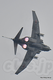 アフターバーナーを見せて旋回する F-4EJ改（17-8437） - F-4 の機動飛行で爆音浴（百里基地創設５０周年記念航空祭）