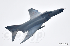 ヴェイパーを纏って旋回する F-4EJ改（87-8414） - F-4 の機動飛行で爆音浴（百里基地創設５０周年記念航空祭）