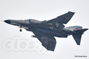 ギアを下ろす F-4EJ改（17-8437） - F-4 の機動飛行で爆音浴（百里基地創設５０周年記念航空祭）