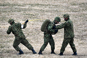 自動索を手で引いて・・・ - 降下前の安全点検？（第1空挺団 平成29年降下訓練始め）