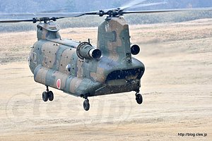 CH-47J チヌーク - 降下前の安全点検？（第1空挺団 平成29年降下訓練始め）