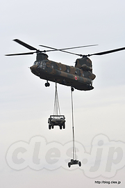 CH-47J チヌークで支援用の車両と迫撃砲を輸送 - 空挺団最強の中隊は？（第1空挺団 平成29年降下訓練始め）
