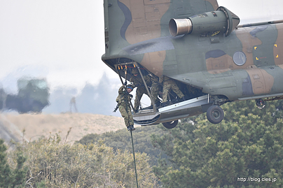 CH-47J チヌークからのファストロープ降下 - 空挺団最強の中隊は？（第1空挺団 平成29年降下訓練始め）