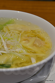 海老・豚肉入りワンタン麺 - 鼎泰豊で小籠包