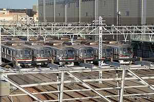 馬込車両基地に並ぶ車両 - 道々女木橋で馬込車両基地の上を渡る