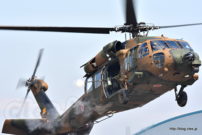 UH-60JA （JG-3130 43130）から 12.7mm 重機関銃 M2 の空包射撃 - ヘリが大活躍の訓練展示（第44回木更津航空祭）
