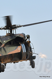 UH-60JA （JG-3129 43129）から 12.7mm 重機関銃 M2 の空包射撃 - ヘリが大活躍の訓練展示（第44回木更津航空祭）