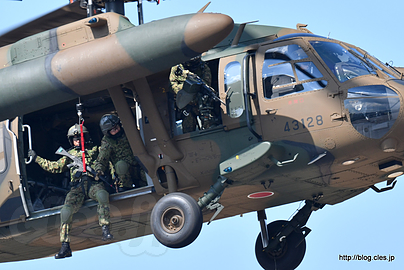 UH-60JA（JG-3128 43128）からの隊員救助 - ヘリが大活躍の訓練展示（第44回木更津航空祭）