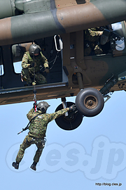 UH-60JA（JG-3128 43128）からの隊員救助 - ヘリが大活躍の訓練展示（第44回木更津航空祭）