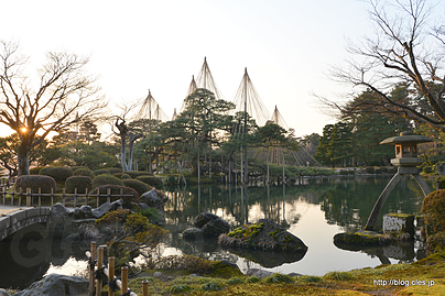 二本脚の徽軫灯籠 - 兼六園の早朝無料開園にいってみた