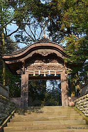 東神門 - 神門にステンドグラス！？「尾山神社」