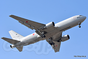 ギアダウンした KC-767（07-3604） - KC-767 と KC-130 の模擬空中給油（小牧オープンベース 2017）