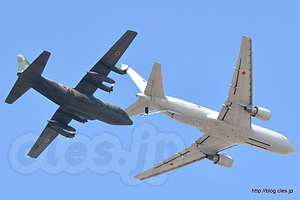 KC-767（07-3604）から模擬空中給油をうける C-130H（45-1074） - KC-767 と KC-130 の模擬空中給油（小牧オープンベース 2017）