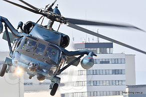 旋回しながら飛び立つ UH-60J（78-4566） - 充実の救難展示（小牧オープンベース 2017）