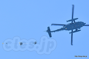 UH-60J からの救難隊員のパラシュート降下 - 充実の救難展示（小牧オープンベース 2017）