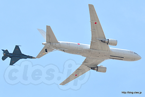 KC-767（07-3604）から模擬空中給油をうける F-2（93-8553） - KC-767 と KC-130 の模擬空中給油（小牧オープンベース 2017）