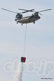 CH-47J（67-4496）からのバケツ放水 - 充実の救難展示（小牧オープンベース 2017）