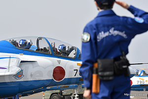 タキシングする2番機を敬礼で見送る - 今年度最後のブルーインパルスの飛行展示（小牧オープンベース 2017）