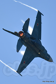左旋回する F-2B（33-8123） - F-2 機動飛行（松島基地航空祭 2017）