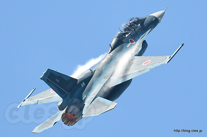 上昇する F-2B（33-8123） - F-2 機動飛行（松島基地航空祭 2017）