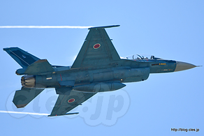 ヴェイパーを出しながら飛行する F-2B（33-8123） - F-2 機動飛行（松島基地航空祭 2017）