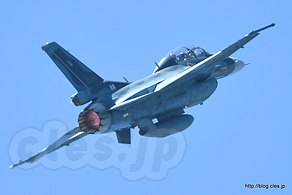 アフターバーナーを使う F-2B（33-8123） - F-2 機動飛行（松島基地航空祭 2017）
