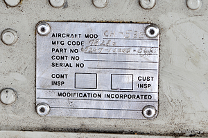 モデルやシリアルが書かれたパネル - 横田基地で米海兵隊 CH-53E のコックピットを見学