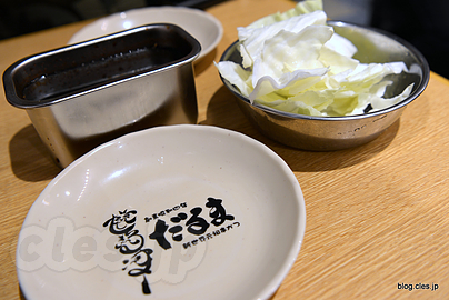 2度づけ禁止のソースと無料のキャベツ - 今日のシメは「だるま」で串かつ