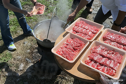 山形牛を投入 - 馬見ヶ崎川畔で芋煮会！